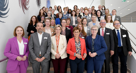 Gruppenbild des Landesbündnisses auf einer Treppe