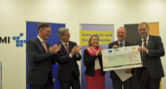 Ministerialdirektor Hubert Wicker (rechts) übergab am 24. November 2016 einen Zuwendungsbescheid an den Institutsleiter des NMI Naturwissenschaftliches und Medizinisches Institut Prof. Dr. Hugo Hämmerle. (Foto: NMI Reutlingen) 