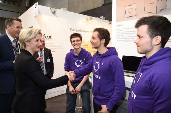 Wirtschaftsministerin Dr. Nicole Hoffmeister-Kraut hat sich bei einem Besuch der CeBIT in Hannover am 21. und 22. März 2017 bei Ausstellern aus Baden-Württemberg über die wichtigsten Trends der Digitalisierung informiert und ausgetauscht.