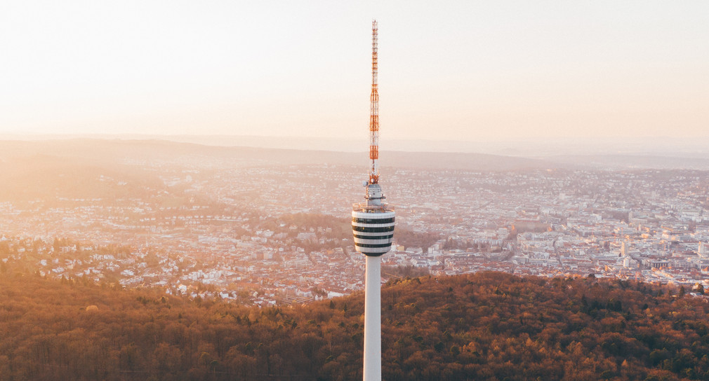 Stuttgarter Fernsehturm und im Hintergrund die Stadt
