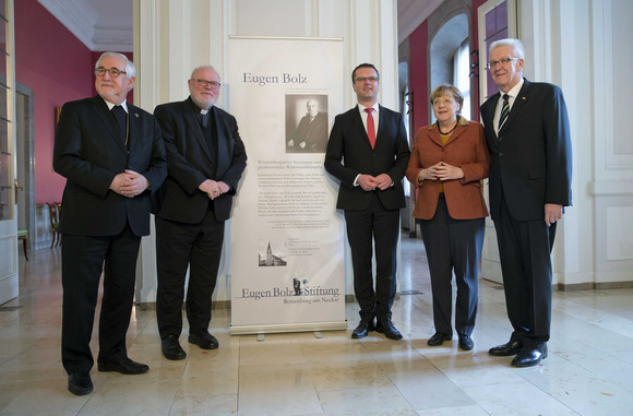 Auszeichnung Verleihung des Eugen-Bolz-Preises 2017 an Angela Merkel v.l.n.r.: Gebhardt Fürst, Bischof der Diözese Rottenburg-Stuttgart, Kardinal Reinhard Marx, der Erzbischof von München und Freising, der Rottenburger Oberbürgermeister Stephan Neher, Bundeskanzlerin Angela Merkel und Ministerpräsident Winfried Kretschmann