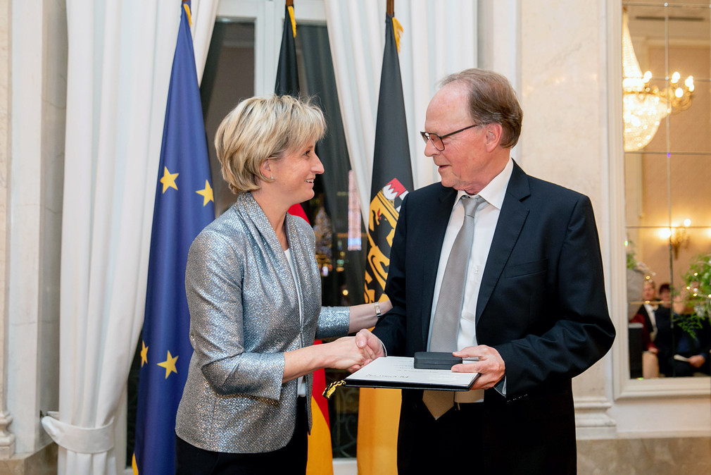Ministerin Hoffmeister-Kraut gratuliert Lars Sunnanväder (Bild: Uli Regenscheit)