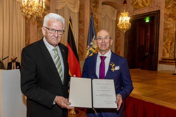 Auszeichnung Verdienstorden des Landes an 21 verdiente Persönlichkeiten Ministerpräsident Winfried Kretschmann (l.) und Michael Hörrmann (r.)