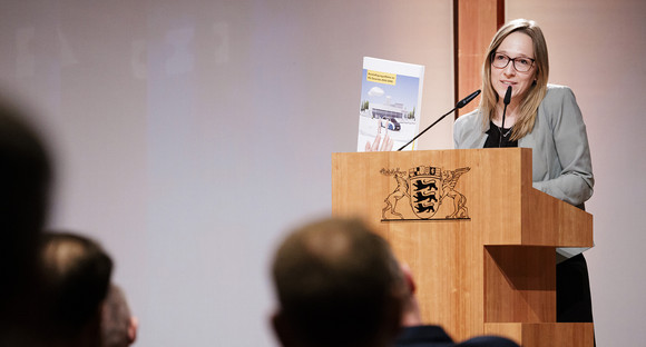 Mobilität Parlamentarischer Abend: Transformation im Kfz-Gewerbe Parlamentarischer Abend - Transformation im Kfz-Gewerbe: Moderatorin: Katja Gicklhorn, e-mobile BW