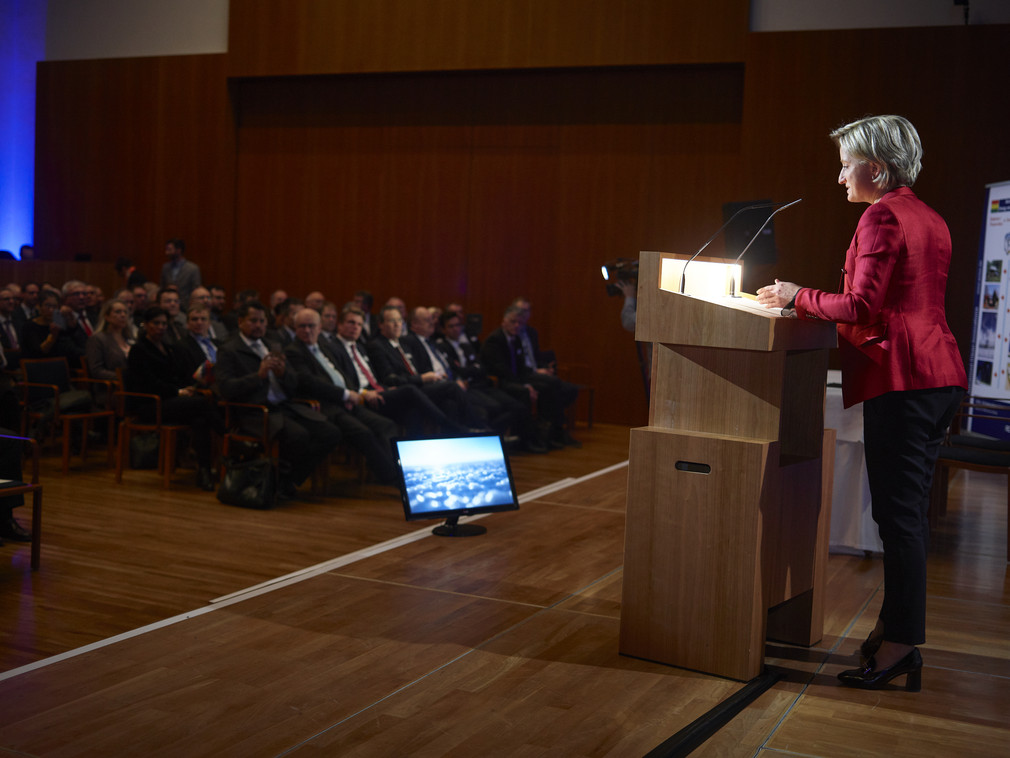 Ministerin Hoffmeister-Kraut spricht an einem Pult (Bild: © Jan Pauls)