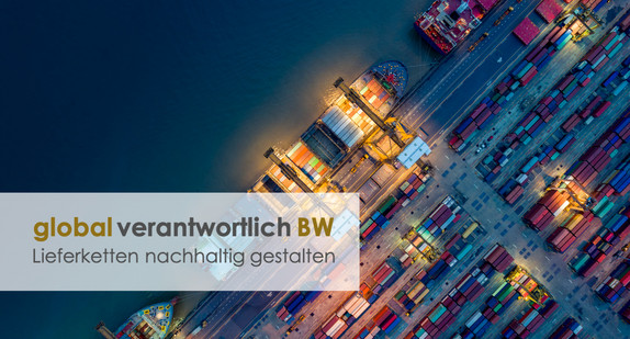 Hafen mit Containerschiffen von oben