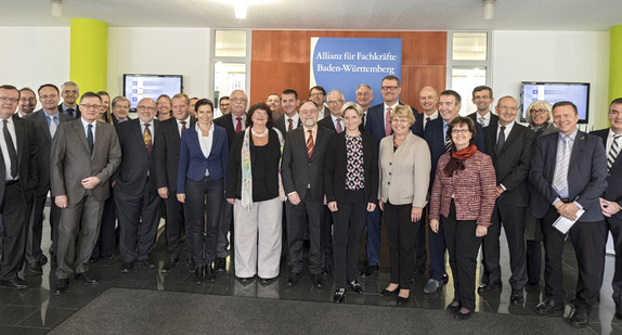 Die Fachkräfteallianz Baden-Württemberg hat unter dem erstmaligen Vorsitz von Wirtschafts- und Arbeitsministerin Dr. Nicole Hoffmeister-Kraut am 10. Oktober 2016 ihre Ziele für die Zeit ab dem Jahr 2017 neu bestimmt.