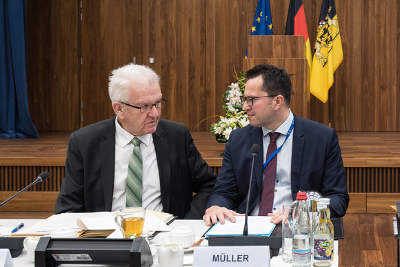 Auswärtige Kabinettsitzung Kabinett tagt in Brüssel Ministerpräsident Winfried Kretschmann (links) im Gespräch mit dem Kabinettschef des EU-Haushaltskommissars, David Müller (rechts)