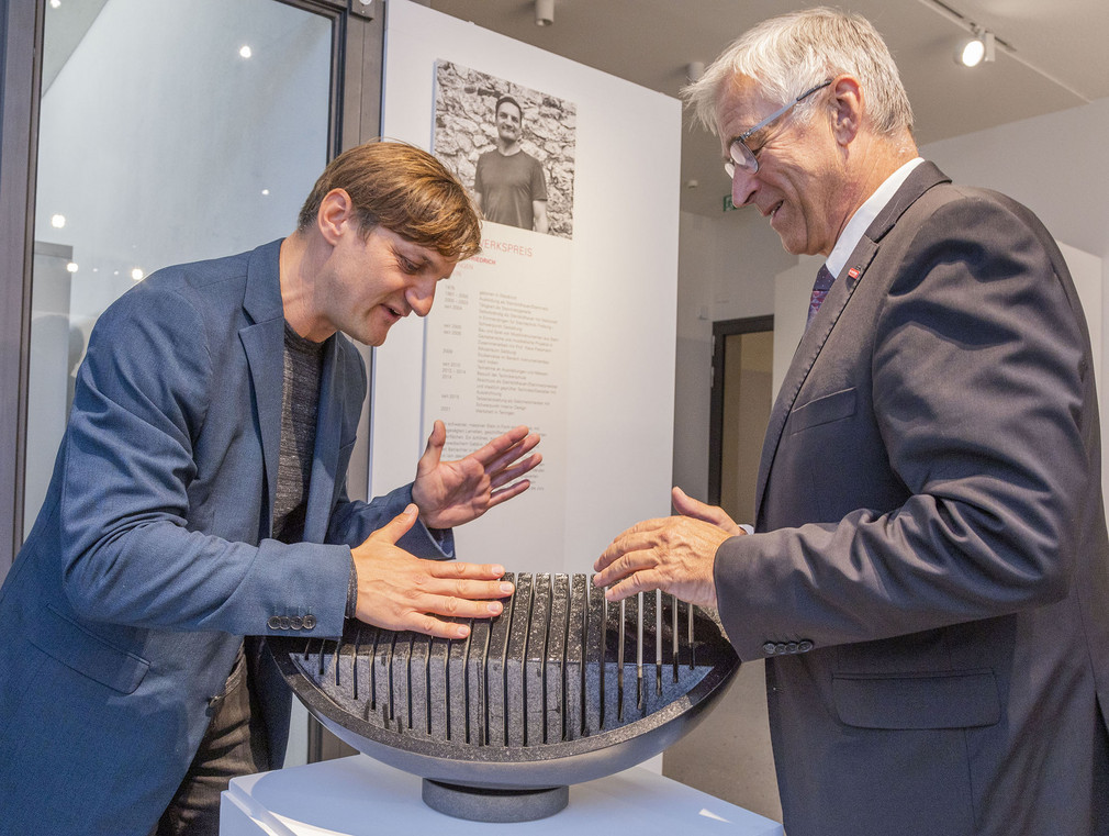 Handwerkspreisträger Philipp Friedrich und Kammerpräsident Joachim Krimmer am Klangstein in der Landesausstellung