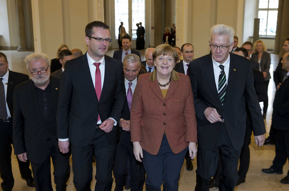 Auszeichnung Verleihung des Eugen-Bolz-Preises 2017 an Angela Merkel Der Rottenburger Oberbürgermeister Stephan Neher (l.), Bundeskanzlerin Angela Merkel (M.) und Ministerpräsident Winfried Kretschmann (r.)