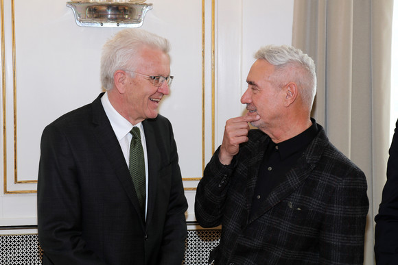 Film Kretschmann empfängt Filmemacher Roland Emmerich Ministerpräsident Winfried Kretschmann (l.) und Roland Emmerich (r.)