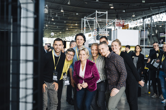 Eine Gruppe macht ein Selfie