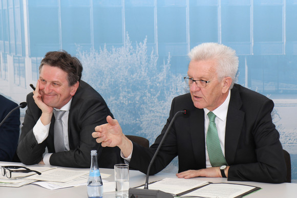 Pressekonferenz Eine halbe Milliarde Euro für Krankenhäuser Ministerpräsident Winfried Kretschmann (r.) und Sozial- und Integrationsminister Manne Lucha (l.)
