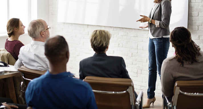 Menschen in einem Seminar (Quelle: © Rawpixel.com, stock.adobe.com)