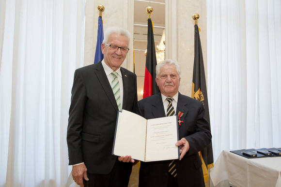 Tag des Ehrenamtes Kretschmann würdigt besonderes ehrenamtliches Engagement Ministerpräsident Winfried Kretschmann (l.) und Franz Heinrich Kraus (r.)