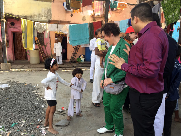 Delegationsreise Ministerpräsident Kretschmann besucht Indien Gerlinde Kretschmann besucht den Slum Dharavi in Mumbai