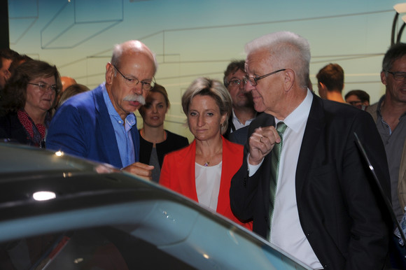 Ministerpräsident Winfried Kretschmann und die Ministerin für Wirtschaft, Arbeit und Wohnungsbau Dr. Nicole Hoffmeister-Kraut besuchten am 15. September 2017 die 67. Internationale Automobil-Ausstellung (IAA) in Frankfurt. Schwerpunkt des Besuchs waren Messeauftritte baden-württembergischer Unternehmen, die Lösungen auf dem Weg zum emissionsfreien Fahren auf dem Branchentreff präsentierten.