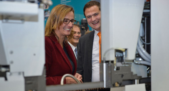 Wirtschaftsstaatssekretärin Katrin Schütz besuchte am 18. September 2017 auf der weltgrößten Fachmesse für Metallbearbeitung EMO in Hannover baden-württembergische Unternehmen. Im Rahmen ihres Messerundgangs informierte sie sich insbesondere über neueste Entwicklungen der Werkzeugmaschinen- und Präzisionswerkzeugindustrie.