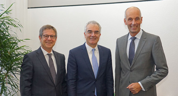 Ministerialdirektor Guido Rebstock übergibt den Förderbescheid an den Präsidenten der IHK Hochrhein-Bodensee Thomas Conrady (links) und Hauptgeschäftsführer Professor Dr. Claudius Marx (rechts).