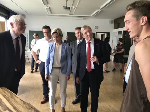 Wirtschafts- und Arbeitsministerin Dr. Nicole Hoffmeister-Kraut hat ihre regelmäßigen Kreisbereisungen im Land am 17. Juli 2017 mit einem Besuch im Neckar-Odenwald-Kreis fortgesetzt. 