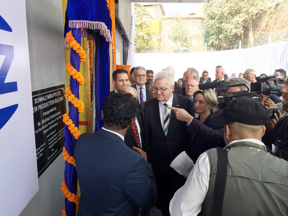 Delegationsreise Ministerpräsident Kretschmann besucht Indien Ministerpräsident Winfried Kretschmann (M.) bei der Eröffnung einer neuen Halle des Vacuumspezialisten Schmalz in Pune (Bild: © Staatsministerium Baden-Württemberg).