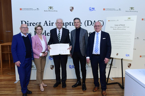 Transformation Siebte Jahresveranstaltung des Strategiedialogs Automobilwirtschaft Unterzeichnung eines Letter of Intent zu Direct Air Capture (DAC) aus Baden-Württemberg (von links nach rechts): Verkehrsminister Winfried Hermann, Wirtschaftsministerin Dr. Nicole Hoffmeister-Kraut, Ministerpräsident Winfried Kretschmann, der stellvertretende Vorstandsvorsitzende der Dr. Ing. h.c. F. Porsche AG, Lutz Meschke, und das Geschäftsführende Vorstandsmitglied des Zentrums für Sonnenenergie- und Wasserstoff-Forschung Baden-Württemberg (ZSW), Prof. Dr. Frithjof Staiß