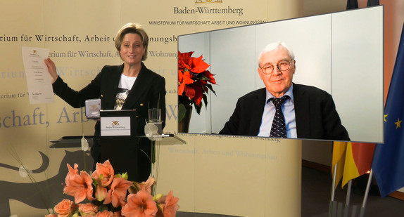 Wirtschaftsministerin Dr. Nicole Hoffmeister-Kraut verleiht die Wirtschaftsmedaille des Landes an Otto Ruch aus Singen.