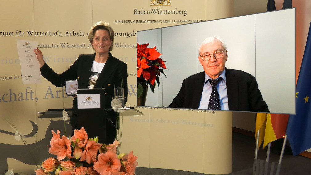 Wirtschaftsministerin Dr. Nicole Hoffmeister-Kraut verleiht die Wirtschaftsmedaille des Landes an Otto Ruch aus Singen.