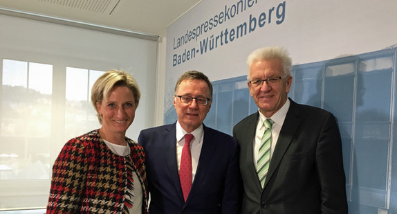 Wirtschaftsministerin Dr. Nicole Hoffmeister-Kraut und Ministerpräsident Winfried Kretschmann mit dem Technologiebeauftragten der Landesregierung Professor Dr. Wilhelm Bauer (Mitte).