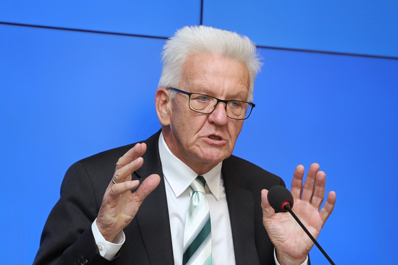 Pressekonferenz Neue Tourismuskonzeption für Baden-Württemberg Ministerpräsident Winfried Kretschmann bei der Regierungspressekonferenz (Bild: Staatsministerium Baden-Württemberg)