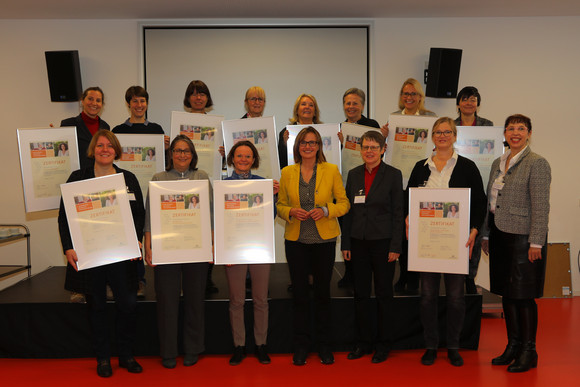 Gruppenbild mit Mentorinnen, Mentees und Wirtschaftsstaatssekretärin Katrin Schütz (Quelle: Jutta Bogdol)