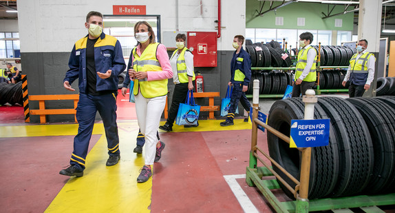 Besuch der Firma Michelin Reifenwerke AG & Co. KGaA in Karlsruhe im Rahmen der Ausbildungsreise