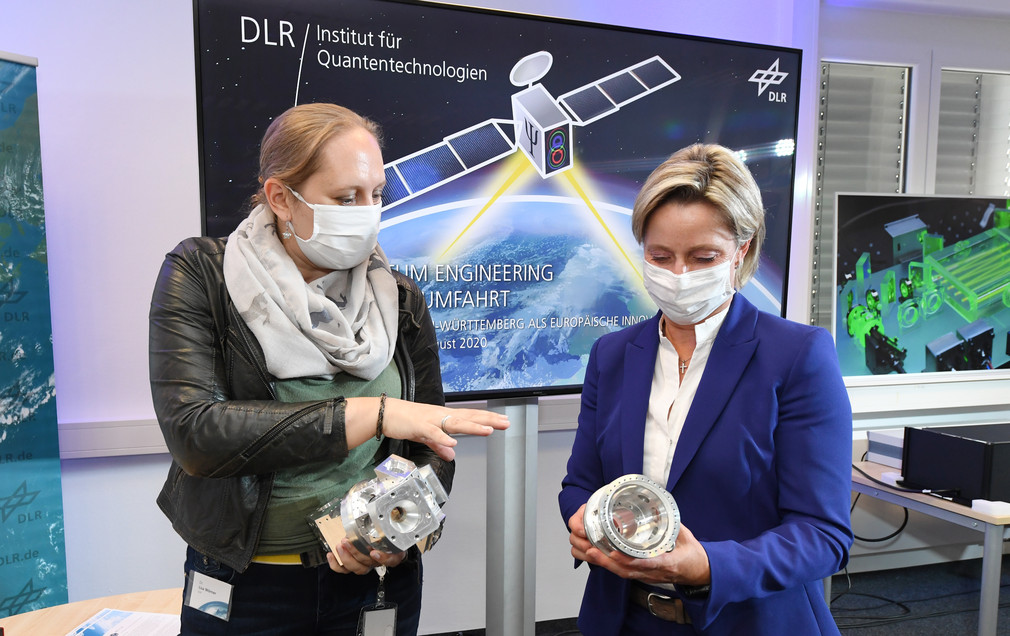 Termin beim DLR-Institut für Quantentechnologien im Rahmen der Sommerreise „Baden-Württemberg als Europas Innovationsregion Nummer 1: So stellt sich das Land für die Zukunft auf“