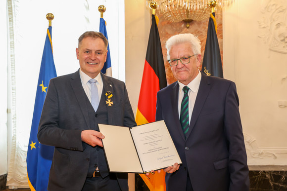 Auszeichnung Verdienstorden des Landes an 23 verdiente Persönlichkeiten Ministerpräsident Winfried Kretschmann (rechts) und Richard Arnold (links)