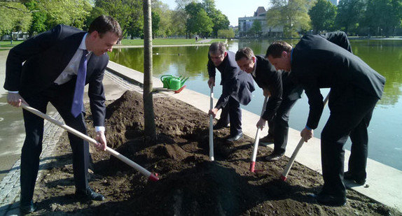 v.l.n.r. Minister Nils Schmid, Bertram Till, Vermögen und Bau BW, Thomas Kölpin, Direktor Wilhelma, Micha Sonnenfroh, Wilhelma bei der baumpflanzung am Eckensee