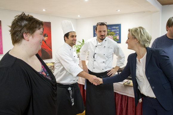 Wirtschaftsministerin Dr. Hoffmeister-Kraut besuchte auf ihrer Pressereise "Flüchtlinge in Ausbildung und Arbeit" das Hotel-Restaurant "Scharfes Eck" in Mühlacker.