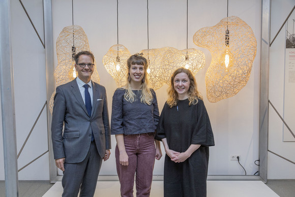 Förderpreisträgerin Franziska Bernadette Wentz in der Landesausstellung (v. l.n.r.): Michael Kleiner (Ministerialdirektor), Franziska Bernadette Wentz, Felicia Mülbaier (BdK-Initiative „Talente fördern“)