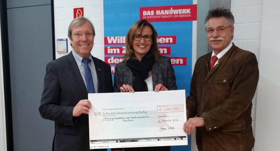 Staatssekretärin Katrin Schütz bei der Übergabe des Förderbescheids am 2. Dezember 2016 in Mannheim. 