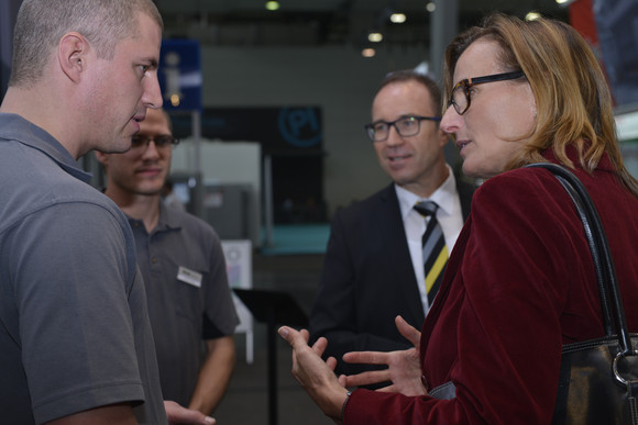 Wirtschaftsstaatssekretärin Katrin Schütz besuchte am 18. September 2017 auf der weltgrößten Fachmesse für Metallbearbeitung EMO in Hannover baden-württembergische Unternehmen. Im Rahmen ihres Messerundgangs informierte sie sich insbesondere über neueste Entwicklungen der Werkzeugmaschinen- und Präzisionswerkzeugindustrie.