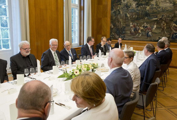 Justiz Treffen mit Präsidenten der Obersten Gerichtshöfe des Bundes Ministerpräsident Winfried Kretschmann (2. Reihe, 2.v.l.) beim Abendessen mit den Präsidentinnen und Präsidenten der Obersten Gerichtshöfe des Bundes