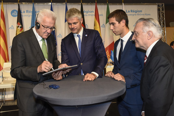 Europa Land übernimmt Präsidentschaft der Vier Motoren für Europa v.l.n.r.: Ministerpräsident Winfried Kretschmann, Laurent Wauquiez, Präsident der Region Auvergne-Rhône-Alpes, Giusseppe Cangialosi, Lombardei, und Marti Anglada, Katalonien, unterzeichnen auf einem Tablet eine gemeinsame Position der Vier Motoren für Europa zum künftigen Forschungsrahmenprogramm der EU (Foto: © Auvergne-Rhône-Alpes, Michel Pérès)