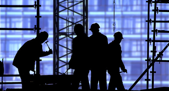 Männer auf einer Baustelle (Bild: © sculpies, Fotolia)