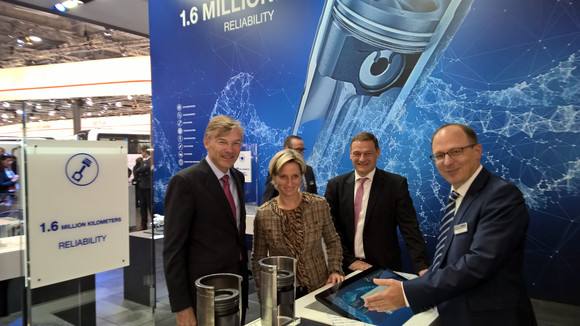 Wirtschaftsministerin Dr. Nicole Hoffmeister-Kraut hat sich am 23. September 2016 beim Besuch auf der 66. IAA Nutzfahrzeuge in Hannover einen Eindruck von den Trends der Industrie aus Baden-Württemberg in Forschung, Produktion sowie über künftige Herausforderungen im Bereich vernetztes und automatisiertes Fahren sowie der Elektromobilität im Nutzfahrzeug verschafft.