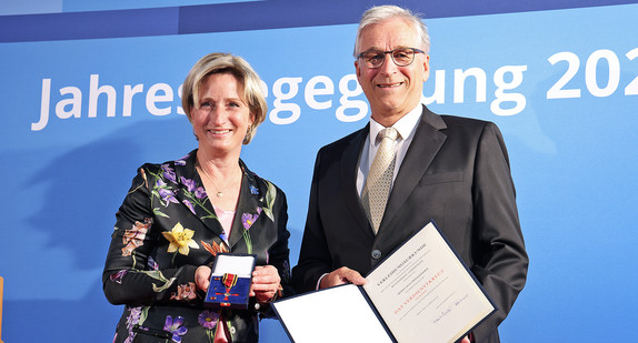 Dr. Nicole Hoffmeister-Kraut (links) und Joachim Krimmer (rechts)