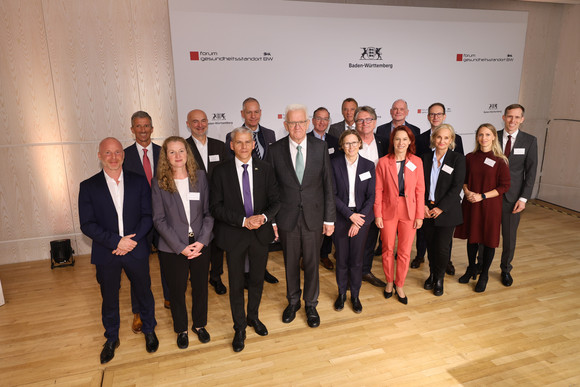 Gesundheit Prävention und Gesundheitsförderung stärken Gruppenbild mit Ministerpräsident Winfried Kretschmann, Wirtschaftsstaatssekretär Dr. Patrick Rapp (Fünfter von links), Staatsminister und Chef der Staatskanzlei Jörg Krauss (Neunter von links), Dr. Claudia Luther, Geschäftsführerin der BIOPRO Baden-Württemberg GmbH (Zehnte von links) und Gesundheitsminister Manne Lucha (Elfter von links).