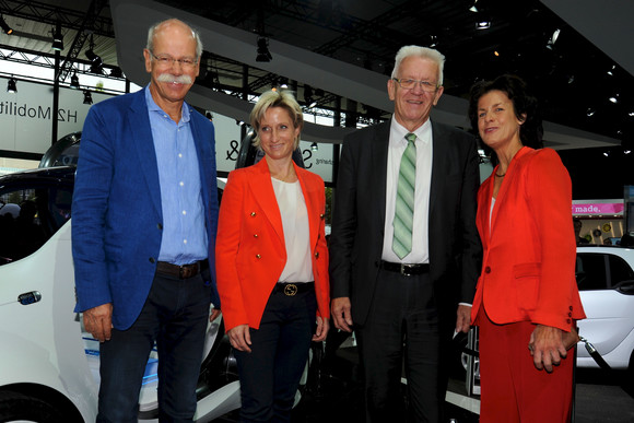 Ministerpräsident Winfried Kretschmann und die Ministerin für Wirtschaft, Arbeit und Wohnungsbau Dr. Nicole Hoffmeister-Kraut besuchten am 15. September 2017 die 67. Internationale Automobil-Ausstellung (IAA) in Frankfurt. Schwerpunkt des Besuchs waren Messeauftritte baden-württembergischer Unternehmen, die Lösungen auf dem Weg zum emissionsfreien Fahren auf dem Branchentreff präsentierten.