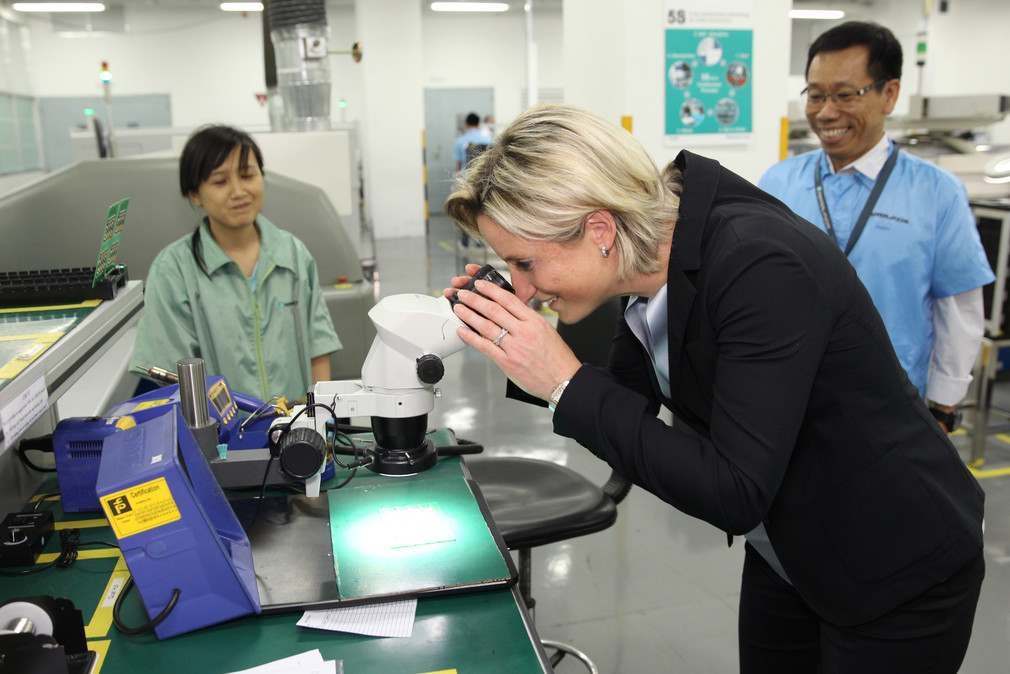 Blick durch ein Mikroskop bei Pepperl + Fuchs. Das Mannheimer Unternehmen beschäftigt in Vietnam knapp 500 Mitarbeiter.