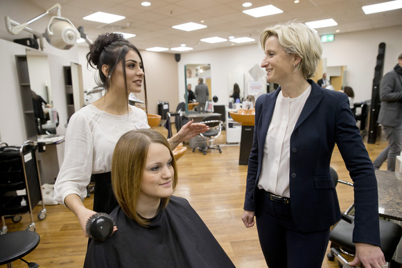 Zu Besuch bei einem der Friseursalons der Firma Liwell in Pforzheim: Wirtschaftsministerin Dr. Hoffmeister-Kraut informiert sich vor Ort wie Integration gelingen kann.  „Die Südwestwirtschaft benötigt dringend Fachkräfte. Die Ausgangslage für die Integration von Flüchtlingen in Ausbildung könnte daher kaum besser sein," sagte die Ministerin. 