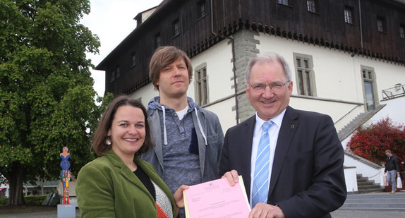 Staatssekretär Peter Hofelich mit Eigentümerin Nicole Dillschnitter und Partner bei der Übergabe des Förderbescheids