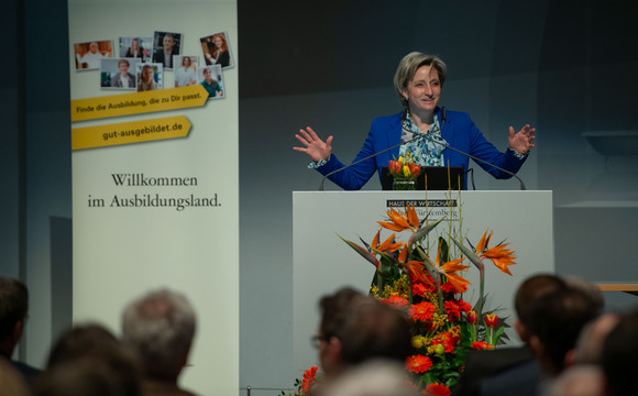 Ausbildung 4.0 Forum Ausbildung 4.0 digital - vernetzt - zukunftsfähig Forum Ausbildung 4.0